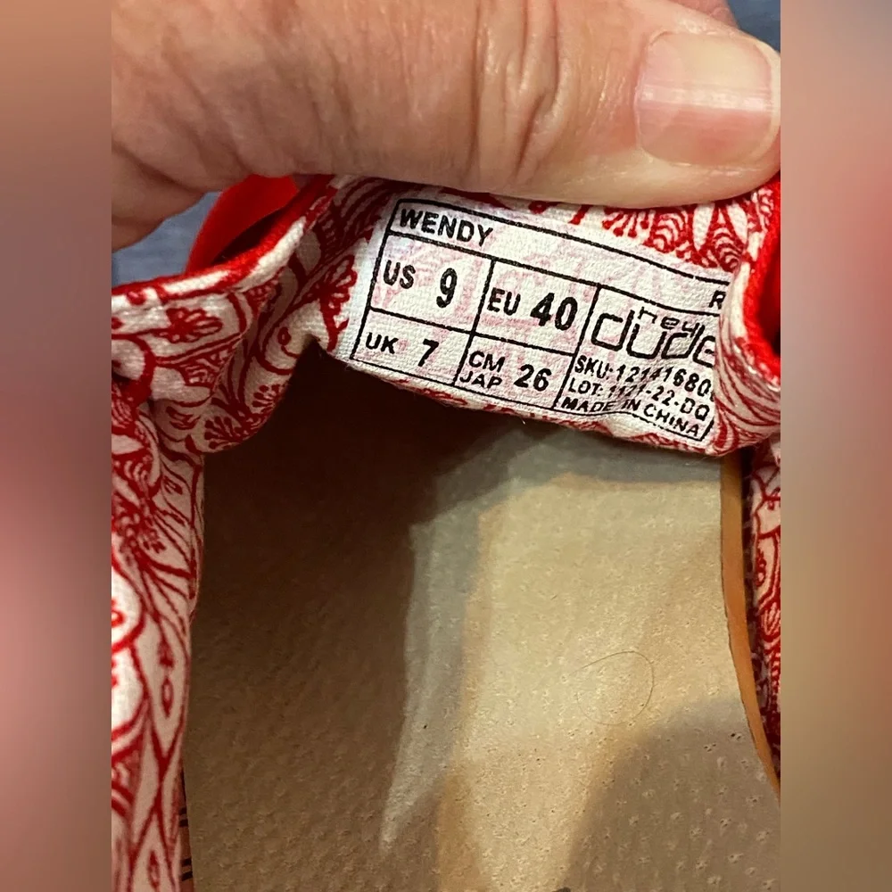 Hey Dude Women’s Wendy  Red and White Patterned Shoes size 9 EUC - Picture 2 of 4